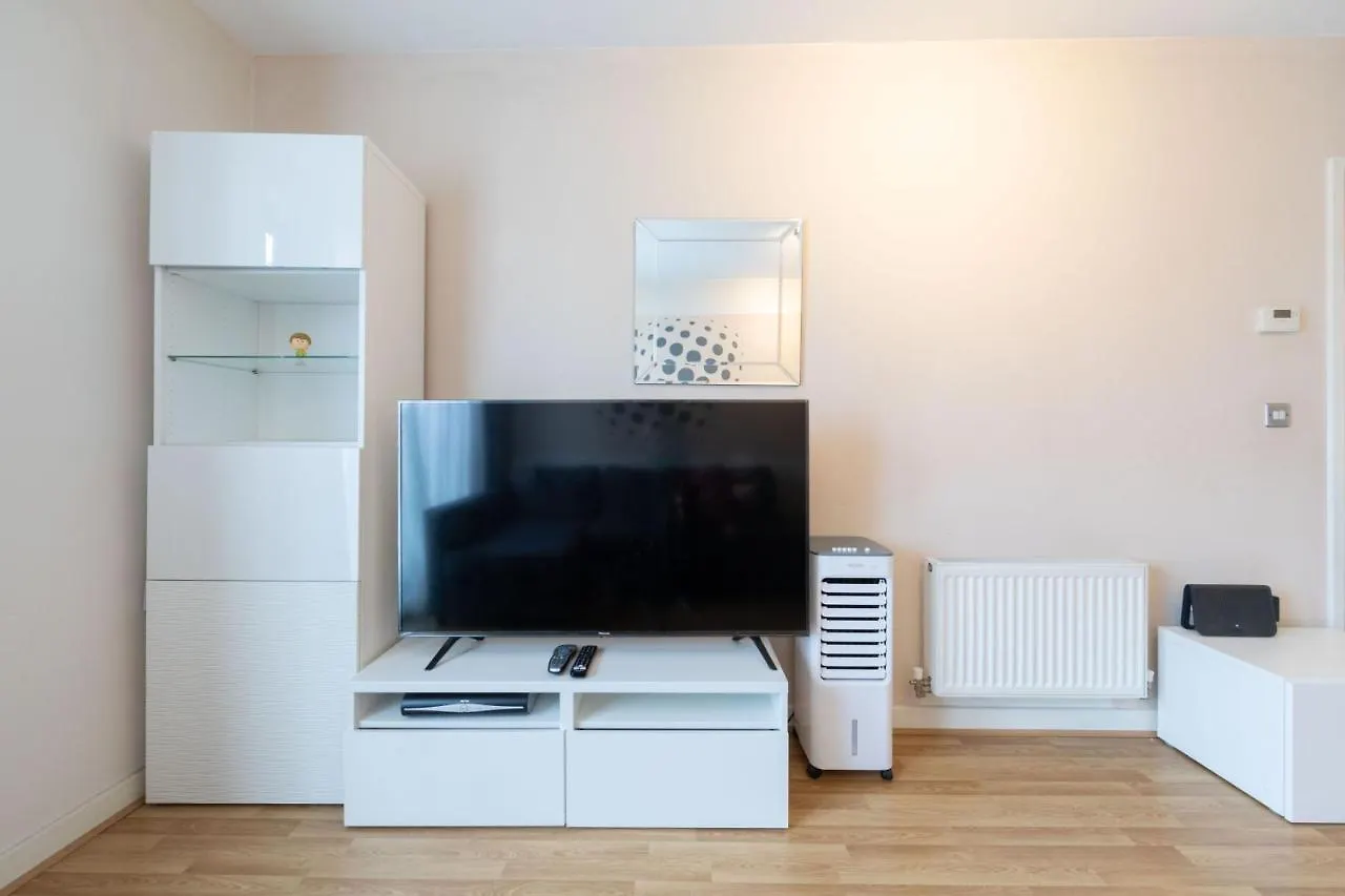 Pass The Keys Cosy 1Bed Apartment Nearby Canary Wharf London